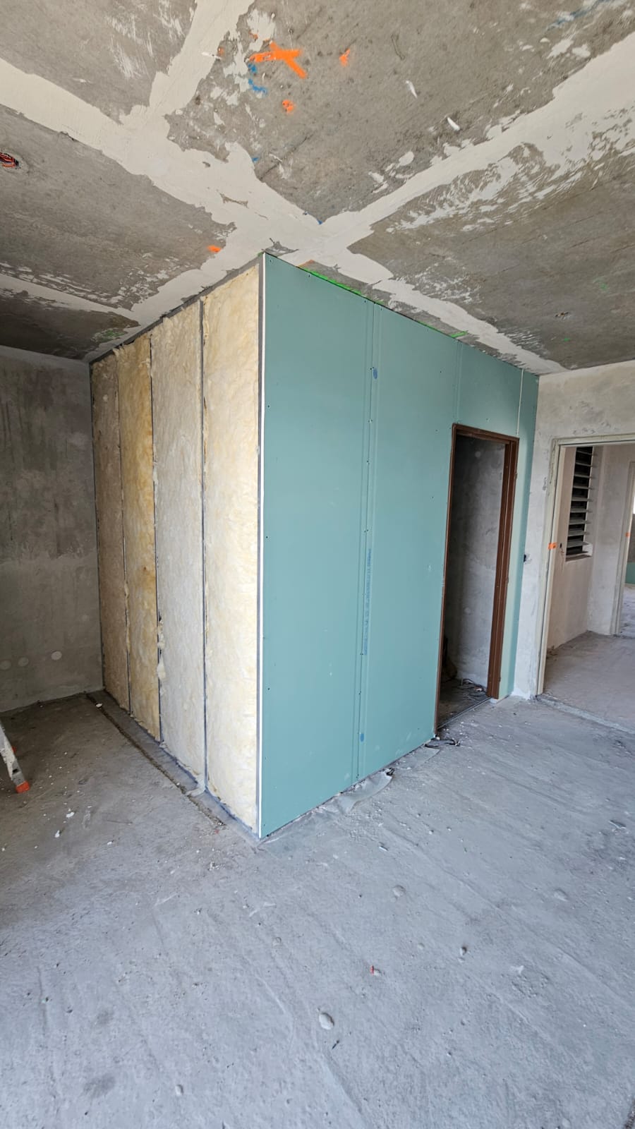 Cloisons en plaques dans un appartement neuf