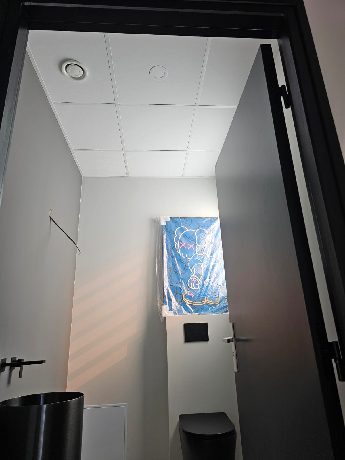 Corridor intérieur terminé avec plafond suspendu