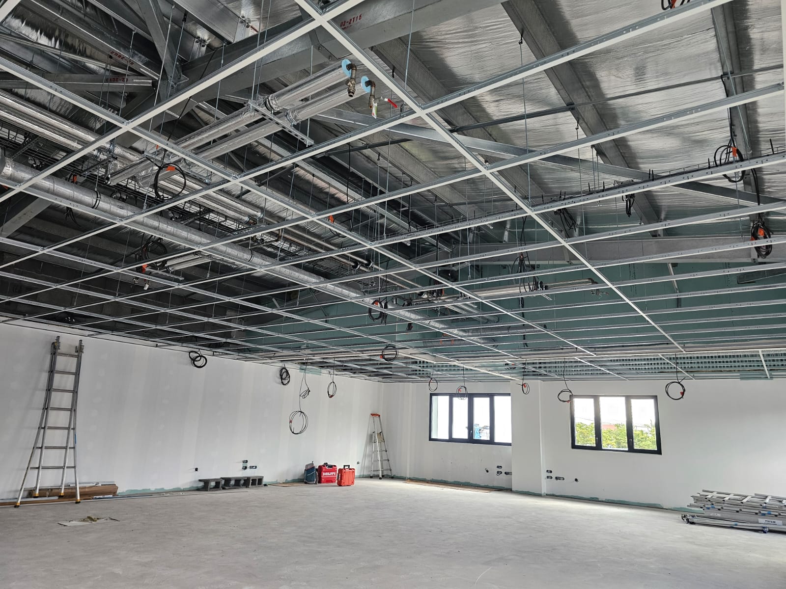 Ossature de faux plafond dans un bâtiment neuf