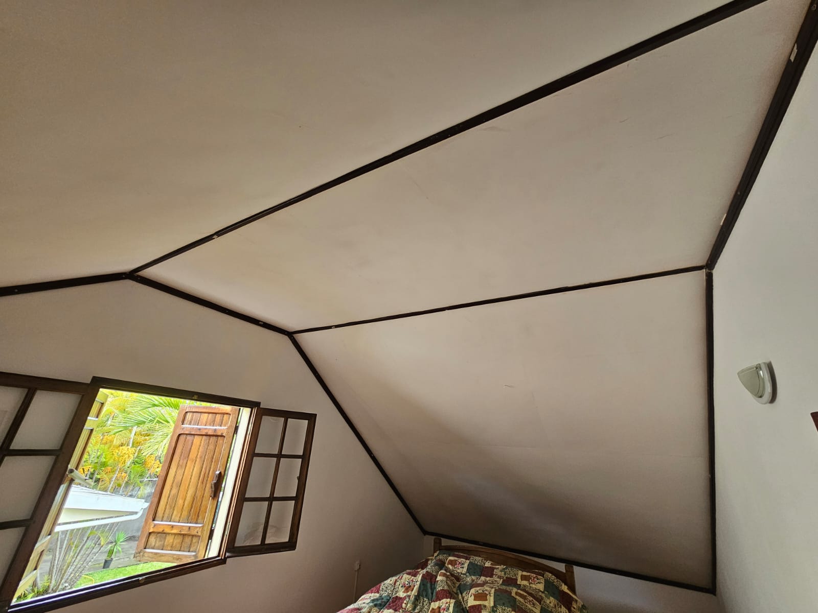 Plafond et rampants finis dans une chambre sous toiture