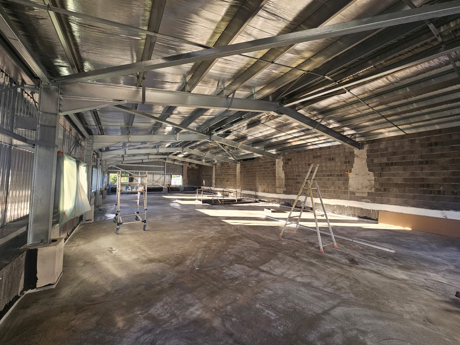 Chantier dans un hangar avec ossature métallique