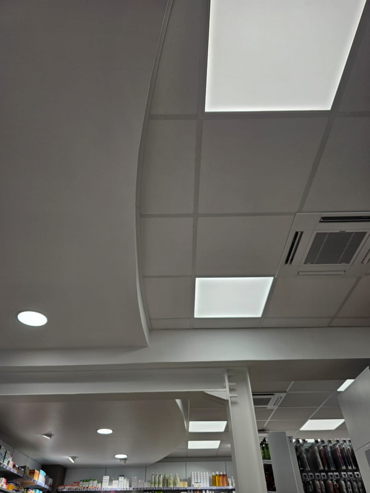 Faux plafond courbe dans un commerce